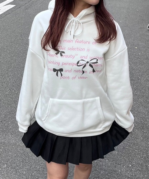 merrylatte(メリーラテ)の「ピンクテキスト×リボンデザインパーカー(パーカー・レディース・ホワイト・MEDIUM/X-LARGE/SMALL)」の3枚目の写真