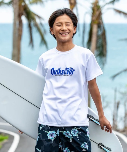 Quiksilver(クイックシルバー)の「REPLAY SS YOUTH /クイックシルバーキッズロゴ半袖ラッシュガード(水着)(ラッシュガード・キッズ・ホワイト/ブラック/ブルー/チャコールグレー・140/150/160/130)」の2枚目の写真