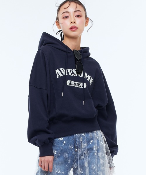 Narcissus（ナルシス）の「クロップドロゴパーカー（パーカー・レディース・ネイビー/ブラウン・FREE）」の2枚目の写真