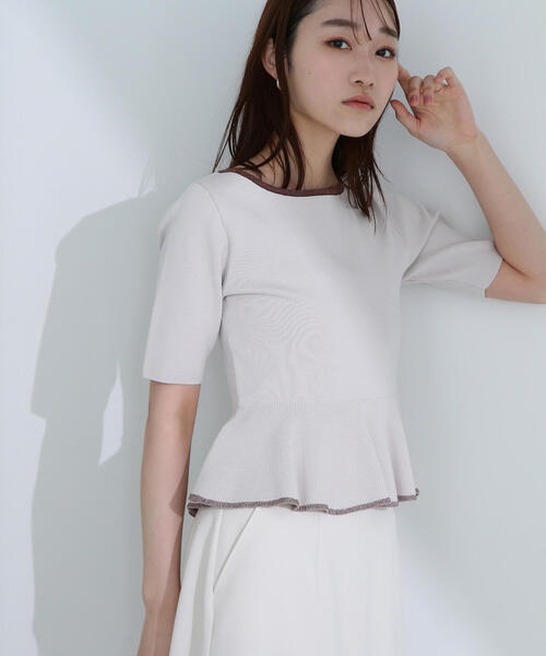 NATURAL BEAUTY BASIC(ナチュラルビューティーベーシック)の「◇ラメラインペプラムニット(ニット/セーター・レディース・ベージュ/チャコールグレー/オフホワイト/ダークブルー・FREE)」の1枚目の写真