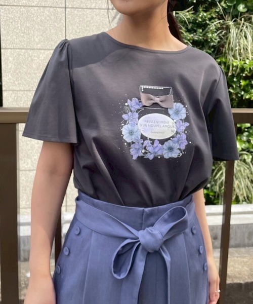 couture brooch(クチュールブローチ)の「【接触冷感・UVカット】パフュームプリントTシャツ(Tシャツ/カットソー・レディース・サックスブルー/オフホワイト/チャコールグレー/ピンク・36/42/40/38)」の2枚目の写真