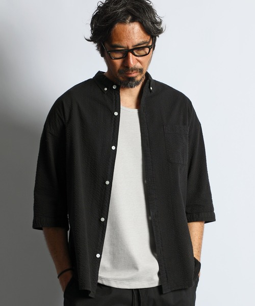 The DUFFER of ST.GEORGE（ザダファーオブセントジョージ）の「SEERSUCKER OVERDYE 3Q SHIRT：シアサッカーストライプ 製品染め 5分袖シャツ（シャツ/ブラウス・メンズ・ネイビー/ブラック/ホワイト・LARGE/MEDIUM/SMALL/X-LARGE）」の2枚目の写真
