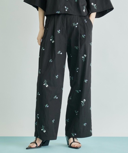 Settimissimo（セッティミッシモ）の「タフタフラワー刺繍タックパンツ（その他パンツ・レディース・アイボリー/ブラック・FREE）」の2枚目の写真