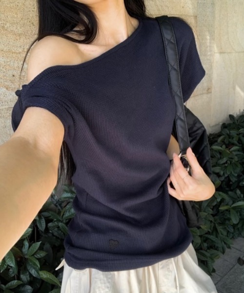 LADY LIKE（レディライク）の「ツイストデザインワンショルダーTシャツ（Tシャツ/カットソー・レディース・ネイビー/グレー/アイボリー・M）」の3枚目の写真