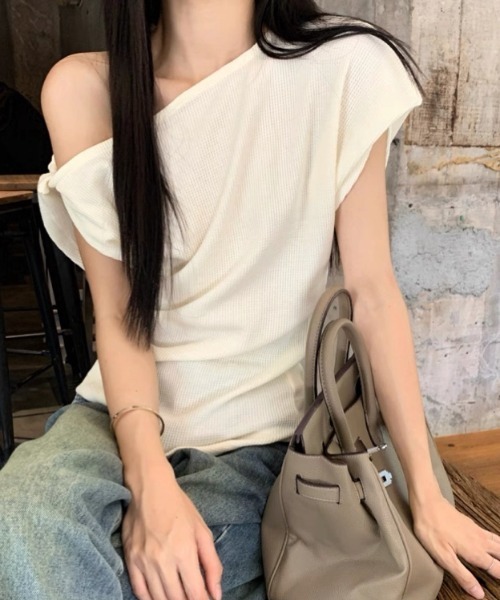 LADY LIKE（レディライク）の「ツイストデザインワンショルダーTシャツ（Tシャツ/カットソー・レディース・ネイビー/グレー/アイボリー・M）」の2枚目の写真