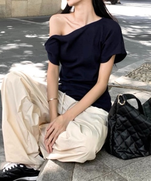 LADY LIKE（レディライク）の「ツイストデザインワンショルダーTシャツ（Tシャツ/カットソー・レディース・ネイビー/グレー/アイボリー・M）」の18枚目の写真