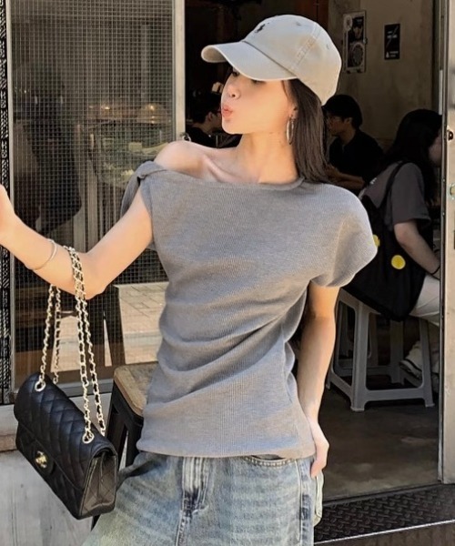 LADY LIKE（レディライク）の「ツイストデザインワンショルダーTシャツ（Tシャツ/カットソー・レディース・ネイビー/グレー/アイボリー・M）」の12枚目の写真