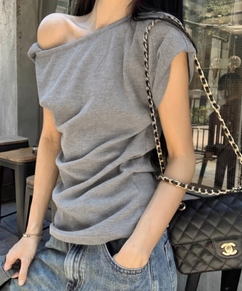 LADY LIKE（レディライク）の「ツイストデザインワンショルダーTシャツ（Tシャツ/カットソー・レディース・ネイビー/グレー/アイボリー・M）」の9枚目の写真