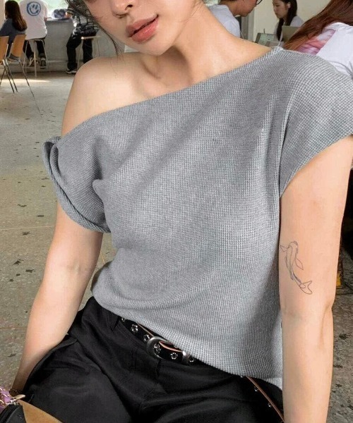 LADY LIKE（レディライク）の「ツイストデザインワンショルダーTシャツ（Tシャツ/カットソー・レディース・ネイビー/グレー/アイボリー・M）」の7枚目の写真