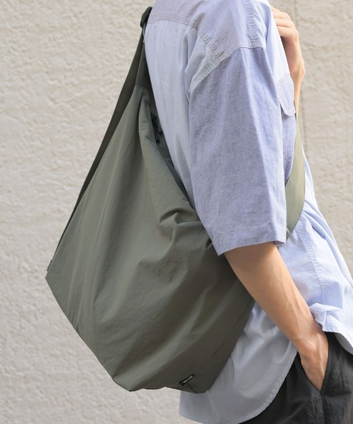 niko and...（ニコアンド）の「ラージショルダーバッグ（ショルダーバッグ・メンズ・オリーブ/ブラック/オフホワイト・FREE）」の5枚目の写真