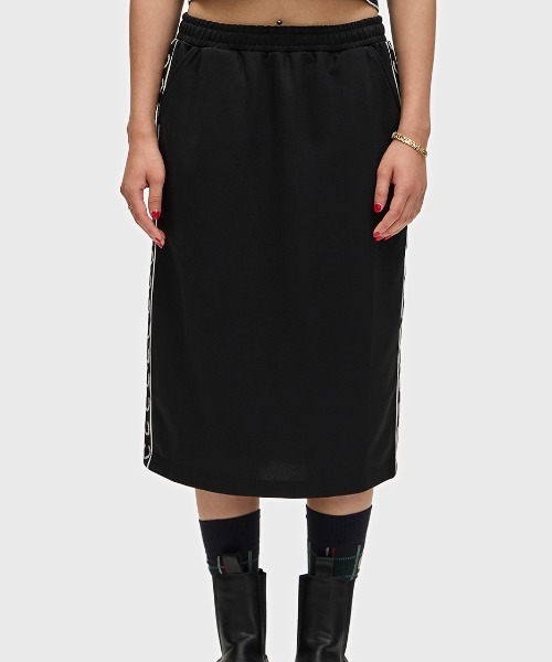 FRED PERRY（フレッドペリー）の「Taped Track Skirt／フレッドペリートラックスカート（スカート・レディース・ブラック・8/10）」の3枚目の写真