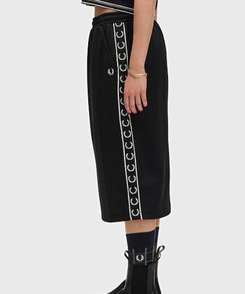 FRED PERRY（フレッドペリー）の「Taped Track Skirt／フレッドペリートラックスカート（スカート・レディース・ブラック・8/10）」の4枚目の写真