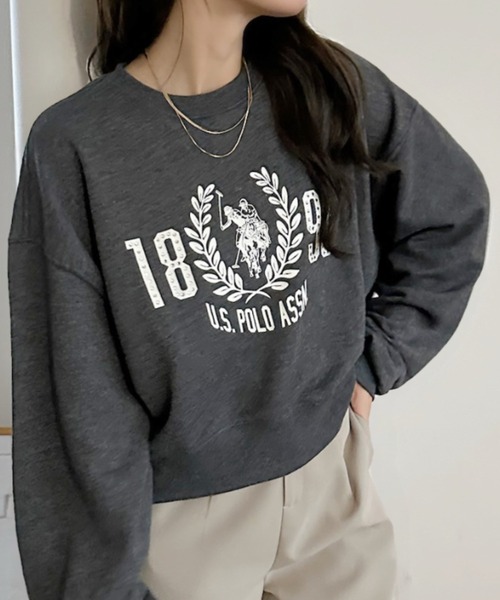 U.S. POLO ASSN.(ユーエスポロアッスン)の「【Ada.別注 U.S. POLO ASSN】カレッジロゴ スタッズデザイン スウェット(スウェット・レディース・ブラック/カーキ/オートミール・M/L)」の2枚目の写真