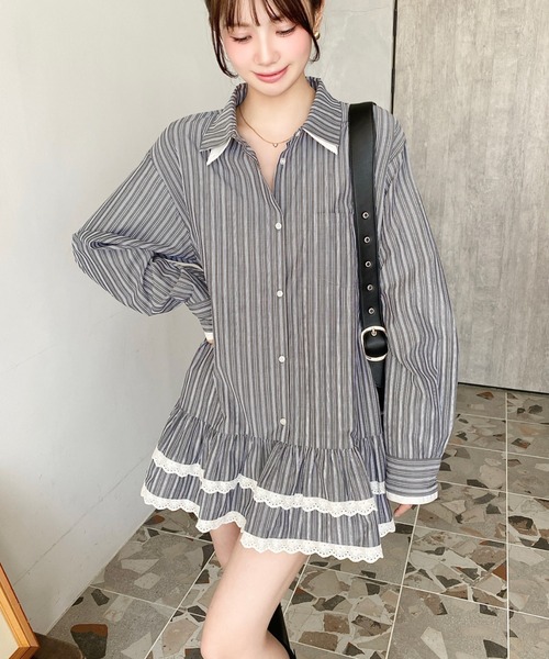 moment+（モーメントプラス）の「ダブルカラーレースフリルティアードシャツワンピース（シャツワンピース・レディース・チャコールグレー/ネイビー・M）」の7枚目の写真