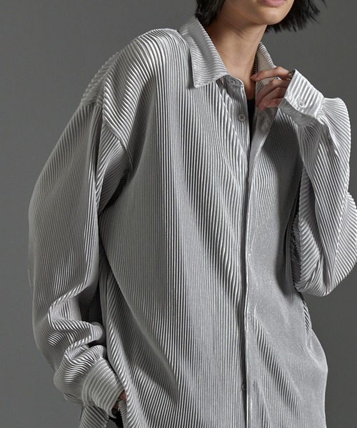CIYOT（シヨウト）の「【CIYOT】オーバーサイズ プリーツ加工 ドレープ レギュラーカラーシャツ（シャツ/ブラウス・メンズ・チャコール/チェリーレッド/ダークネイビー/ライトグレー/ブルーグレー/ブラック・L/M）」の2枚目の写真