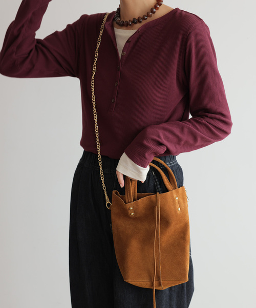 AULENTTI（オウレンティ）の「【AULENTTI/オウレンティ】チェーンストラップ スウェード TOTEBAG（トートバッグ・レディース・キャメル/ブラウン・FREE）」の2枚目の写真