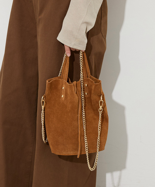 AULENTTI（オウレンティ）の「【AULENTTI/オウレンティ】チェーンストラップ スウェード TOTEBAG（トートバッグ・レディース・キャメル/ブラウン・FREE）」の6枚目の写真