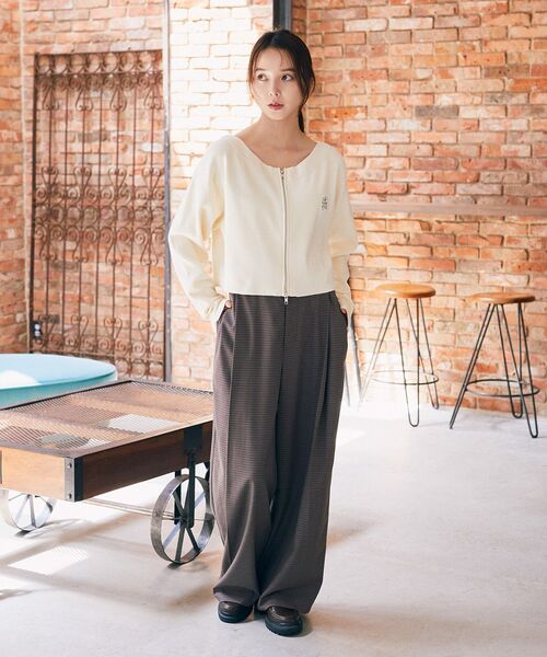 earth music&ecology(アースミュージックアンドエコロジー)の「ダブルジップロゴニットプルオーバー(スウェット・レディース・アイボリー/ネイビー/ボルドー・FREE)」の10枚目の写真