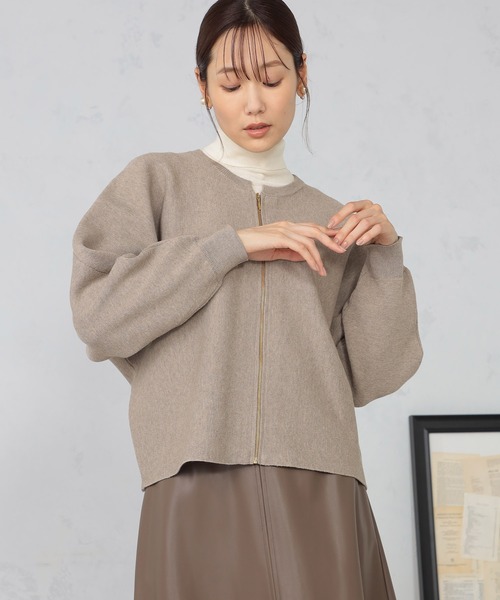 GALLORIA（ギャローリア）の「マシンウォッシャブル　ドルマンジップカーディガン（カーディガン/ボレロ・レディース・ライトグレー/モカ・L/M）」の2枚目の写真