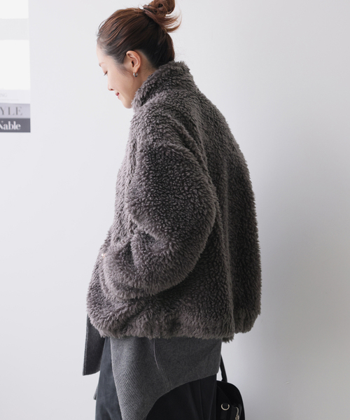 JOURNAL STANDARD（ジャーナルスタンダード）の「エアリーボア ブルゾン（ブルゾン・レディース・ベージュ/チャコールグレー・FREE）」の8枚目の写真