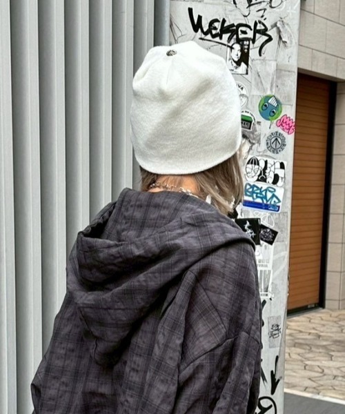 Chikashitsu +(チカシツプラス)の「【Chikashitsu +】top rivet beanie / 【チカシツプラス】トップリベットビーニー(ニットキャップ/ビーニー・メンズ・ホワイト/ブラック・ONE SIZE)」の1枚目の写真