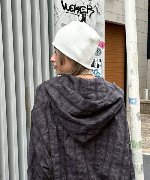 Chikashitsu +(チカシツプラス)の「【Chikashitsu +】top rivet beanie / 【チカシツプラス】トップリベットビーニー(ニットキャップ/ビーニー・メンズ・ホワイト/ブラック・ONE SIZE)」の4枚目の写真