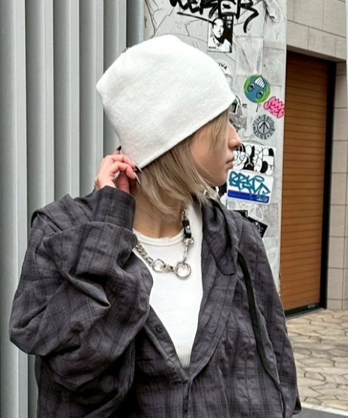 Chikashitsu +(チカシツプラス)の「【Chikashitsu +】top rivet beanie / 【チカシツプラス】トップリベットビーニー(ニットキャップ/ビーニー・メンズ・ホワイト/ブラック・ONE SIZE)」の5枚目の写真