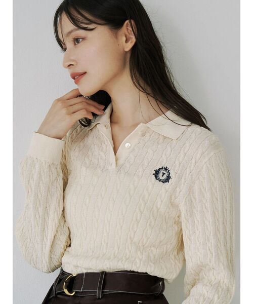 TONAL（トーナル）の「エンブレム刺繍ポロニット（ニット/セーター・レディース・オフホワイト/レッド/ネイビー・MEDIUM）」の2枚目の写真