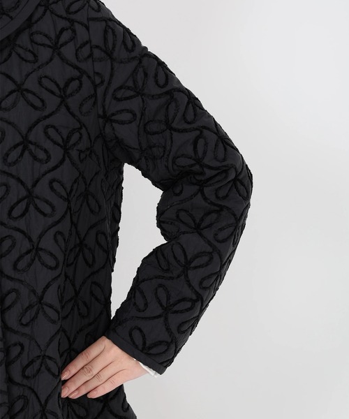 STRAWBERRY-FIELDS（ストロベリーフィールズ）の「オリジナルリボンキルト_モールリボン刺繍キルトステンカラーコート（ステンカラーコート・レディース・ブラック/ピンクベージュ・2）」の7枚目の写真