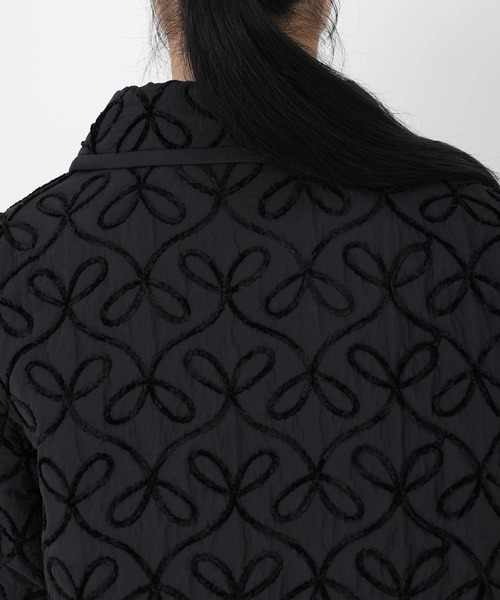 STRAWBERRY-FIELDS（ストロベリーフィールズ）の「オリジナルリボンキルト_モールリボン刺繍キルトステンカラーコート（ステンカラーコート・レディース・ブラック/ピンクベージュ・2）」の8枚目の写真