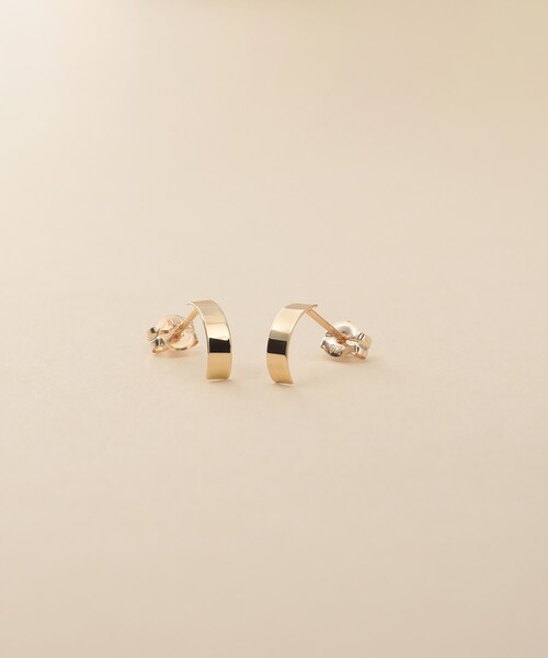 COCOSHNIK ONKITSCH(ココシュニックオンキッチュ)の「K10プレートアーチピアス(ピアス(両耳用)・レディース・その他1・00)」の1枚目の写真