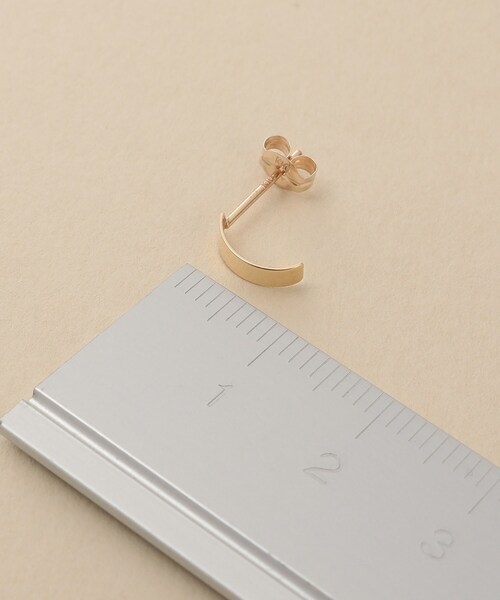 COCOSHNIK ONKITSCH(ココシュニックオンキッチュ)の「K10プレートアーチピアス(ピアス(両耳用)・レディース・その他1・00)」の5枚目の写真