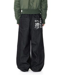 AAKAM（アーカム）の「Knee Pin-tuck Printed Denim Pants (Black)（デニムパンツ）」