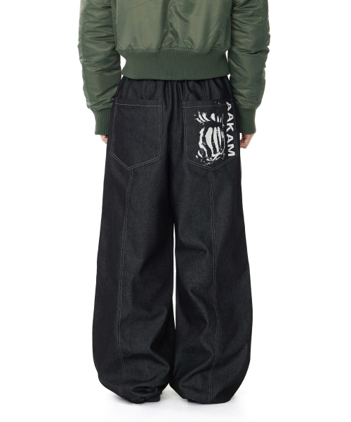 パンツ AAKAM Knee Pin-tuck Printed Denim Pants セール】Knee Pin-tuck Printed Denim Pants (Black)（デニムパンツ