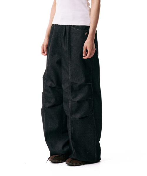 セール】Knee Pin-tuck Printed Denim Pants (Black)（デニムパンツ