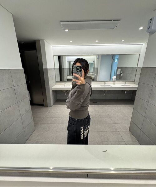 AAKAM(アーカム)の「Knee Pin-tuck Printed Denim Pants (Black)(デニムパンツ・レディース・その他・1/2)」の22枚目の写真