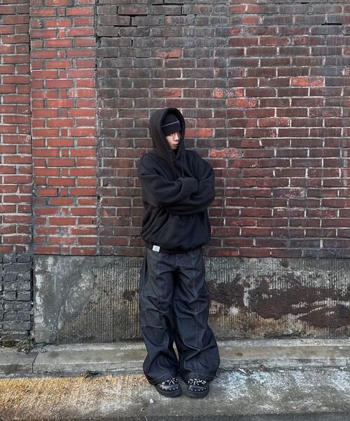 セール】Knee Pin-tuck Printed Denim Pants (Black)（デニムパンツ