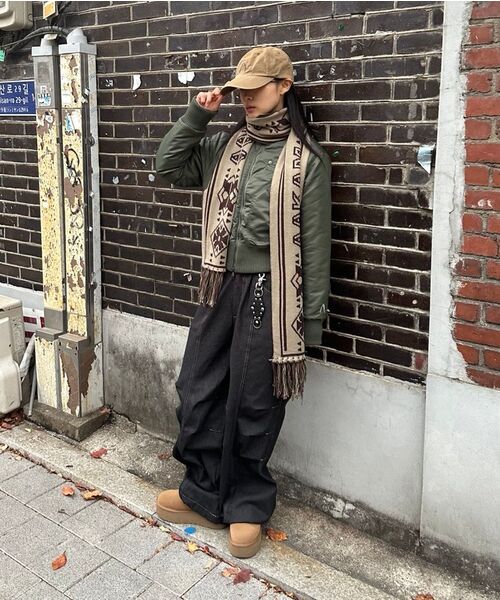 セール】Knee Pin-tuck Printed Denim Pants (Black)（デニムパンツ