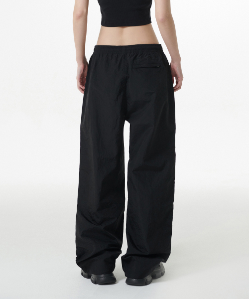 MUSINSA STANDARD WOMAN（ムシンサスタンダードウーマン）の「ウィメンズナイロンワイドストリングパンツ[ブラック]（その他パンツ・レディース・その他・30/24/26/28）」の3枚目の写真