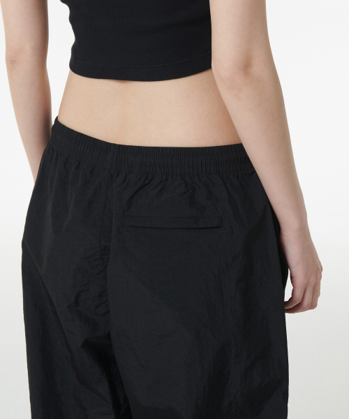 MUSINSA STANDARD WOMAN（ムシンサスタンダードウーマン）の「ウィメンズナイロンワイドストリングパンツ[ブラック]（その他パンツ・レディース・その他・30/24/26/28）」の5枚目の写真