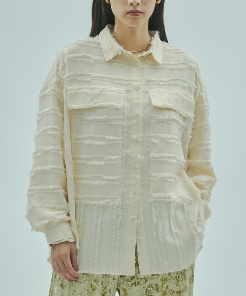 ROSE BUD（ローズバッド）の「(GENE HEAVENS)FRINGE DOBBY BIG SHIRT（シャツ/ブラウス・レディース・オフホワイト/ブラック/バーガンディー・ONE SIZE）」の2枚目の写真