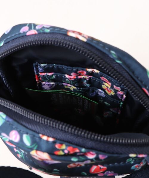 Cath Kidston(キャスキッドソン)の「フォンクロスボディ バッグMarble Ditsy(ショルダーバッグ・レディース・その他・FREE)」の6枚目の写真