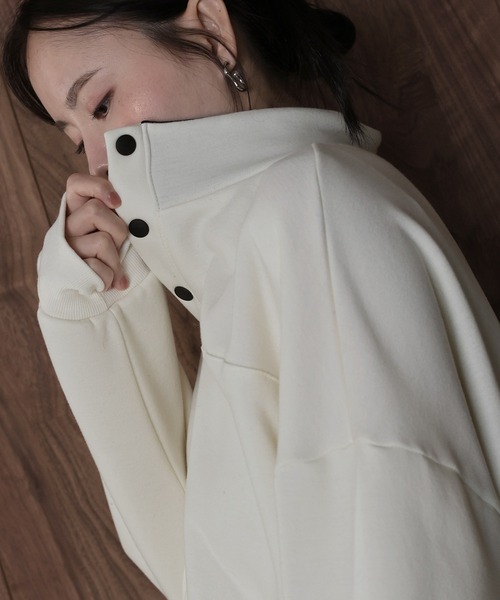 J by blue(ジェイバイブルー)の「裏起毛バイカラースウェット(スウェット・レディース・グレー/アイボリー/ネイビー・MEDIUM)」の4枚目の写真