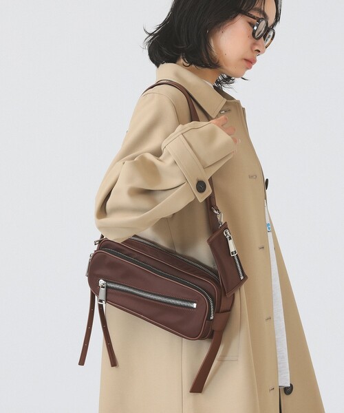 Ray BEAMS（レイビームス）の「ワイド ショルダー バッグ（ショルダーバッグ・レディース・ダークブラウン/ブラック・ONE SIZE）」の4枚目の写真