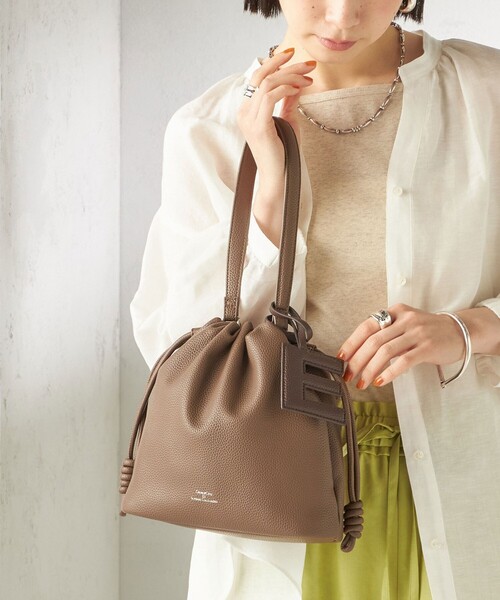 SHIPS(シップス)の「【WEB限定】George Cinq: DRAWSTRING BAG(S)(ショルダーバッグ・レディース・ライトイエロー/ベージュ系/ライトブルー/ブラック/オフホワイト/ブラウン/ネイビー/キャメル/ワイン/ダークブラウン・ONE SIZE)」の12枚目の写真