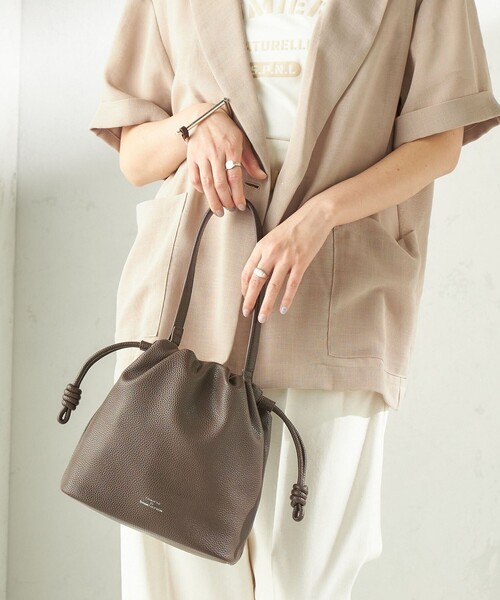 SHIPS(シップス)の「【WEB限定】George Cinq: DRAWSTRING BAG(S)(ショルダーバッグ・レディース・ライトイエロー/ベージュ系/ライトブルー/ブラック/オフホワイト/ブラウン/ネイビー/キャメル/ワイン/ダークブラウン・ONE SIZE)」の17枚目の写真