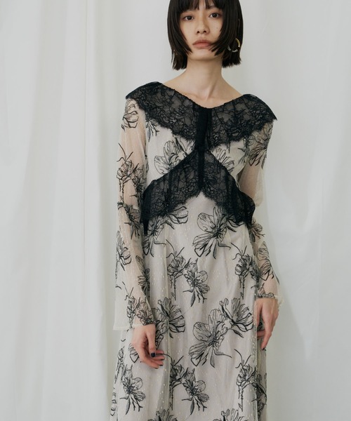 ANDRESD(アンドレスド)の「クロスレースフラワードレス / cross lace flower dress(ドレス・レディース・グレー/モカ/ベージュ・L/M/S)」の5枚目の写真