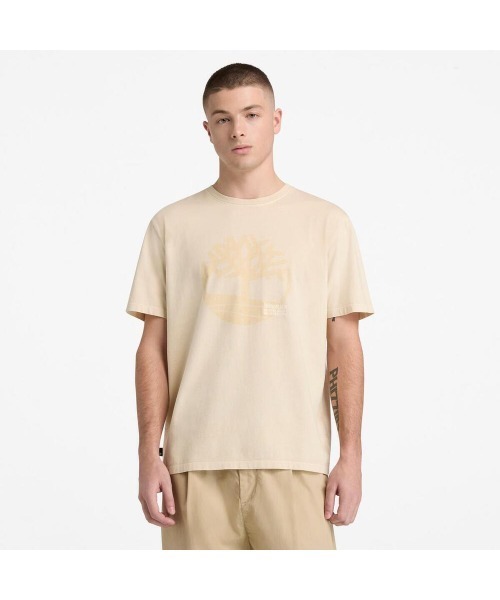 Timberland(ティンバーランド)の「ガーメント ダイ ロゴ グラフィック 半袖 Tシャツ メンズ(Tシャツ/カットソー・メンズ・アイボリー・XX-LARGE/X-LARGE/MEDIUM/LARGE)」の1枚目の写真