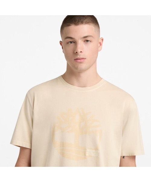 Timberland(ティンバーランド)の「ガーメント ダイ ロゴ グラフィック 半袖 Tシャツ メンズ(Tシャツ/カットソー・メンズ・アイボリー・XX-LARGE/X-LARGE/MEDIUM/LARGE)」の3枚目の写真