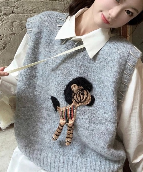 SHOUYO（ショウヨウ）の「ワンポイント刺繍 レイヤード風 ニットベスト（ベスト・レディース・ピンク/グレー・M）」の3枚目の写真